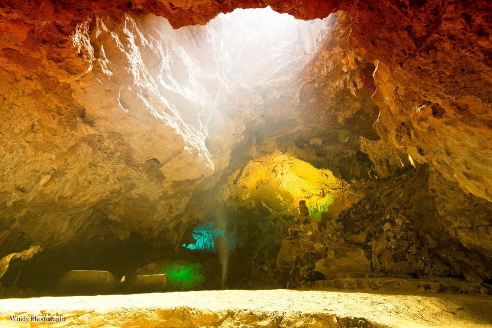 la Grotte de Thien Ha (Grotte de la Galaxie) est une merveille encore peu connue, offrant une expérience d'exploration unique.