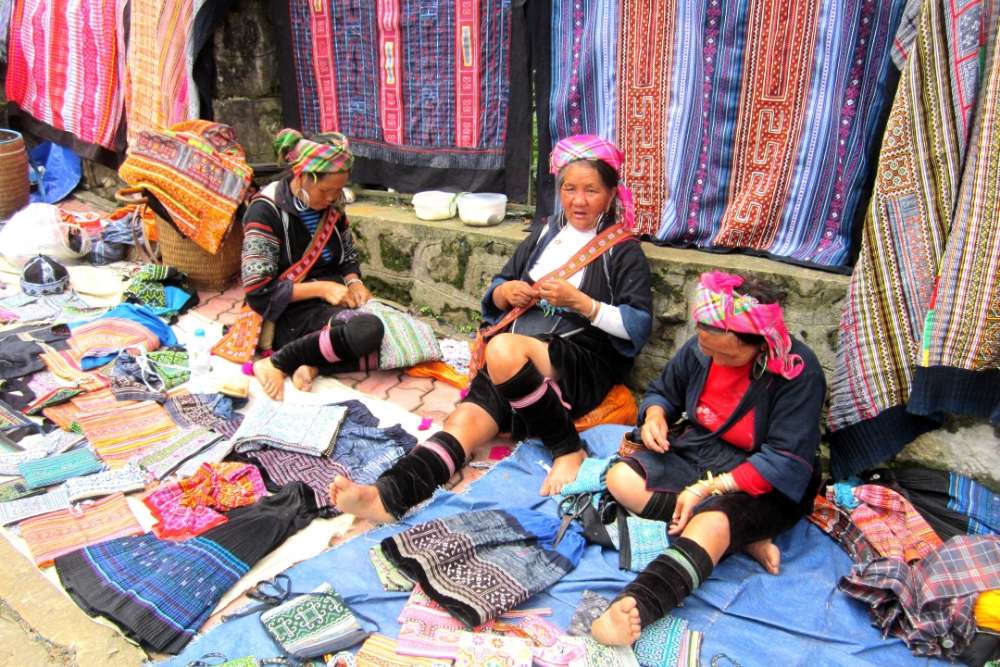 Certaines femmes issues de minorités ethniques vendent des produits en brocart au marché de Coc Ly.