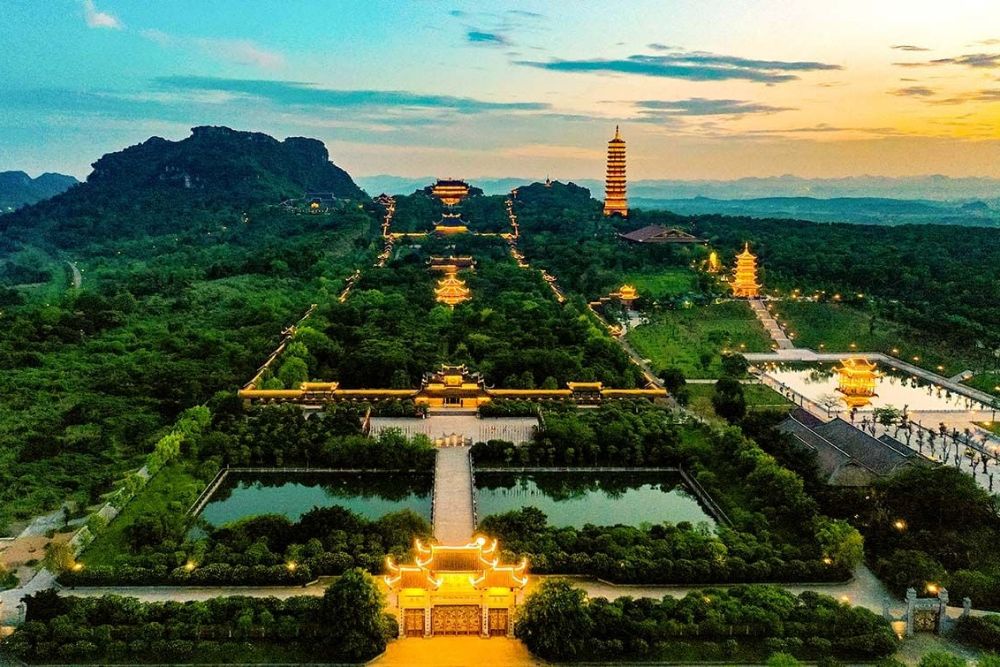 La pagode Bai Dinh s'illumine la nuit