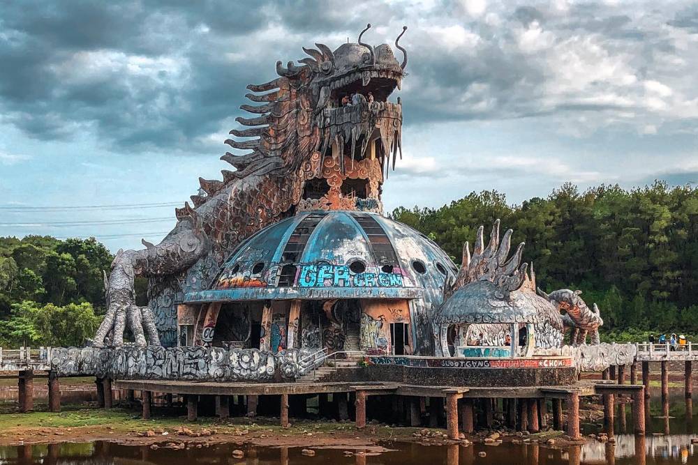 Statue géante de dragon dans le parc Thuy Tien, Hué