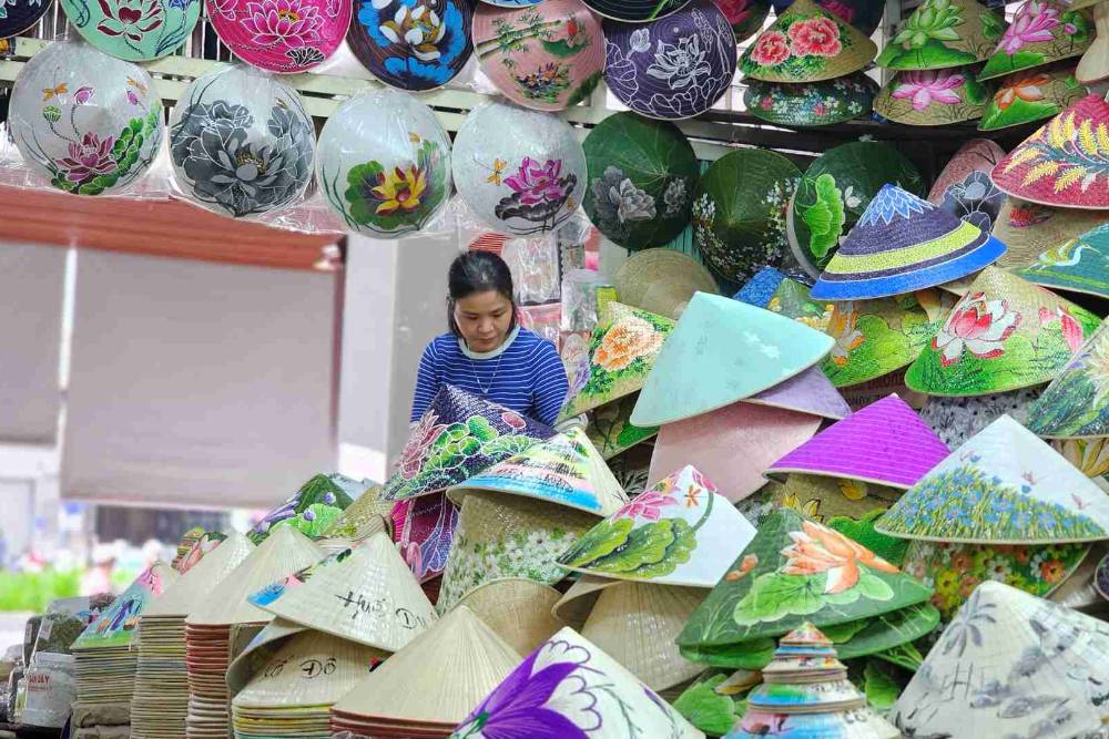 Un étal vendant des chapeaux coniques au marché de Dong Ba, Hue