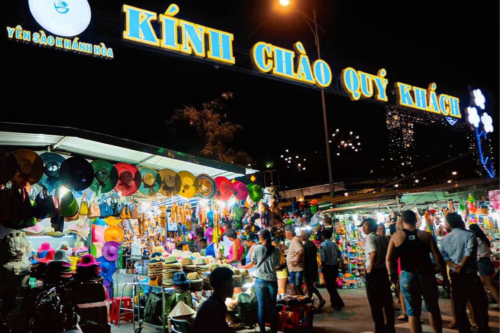 Étals au marché nocturne de Nha Trang