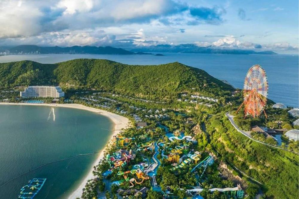 Situé sur l'île de Hon Tre, avec ses plages turquoise toute l'année, Vinpearl Land est connu comme le "paradis des tropiques".