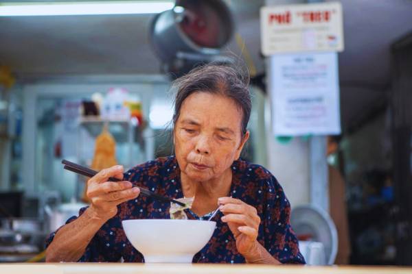 Pho treo à Hanoi : un repas qui réchauffe les estomacs et le cœur