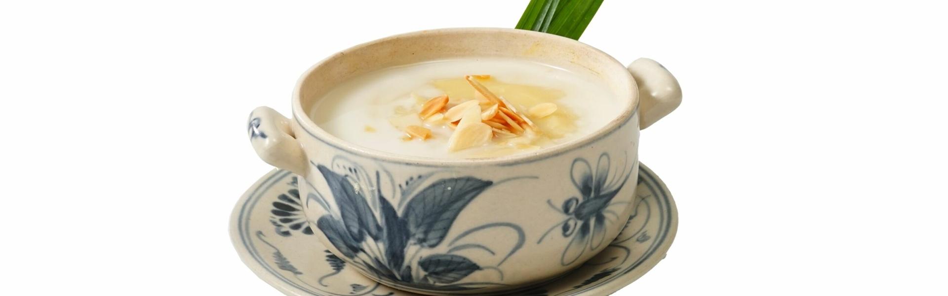 Soupe sucrée vietnamienne aux bananes et au lait de coco
