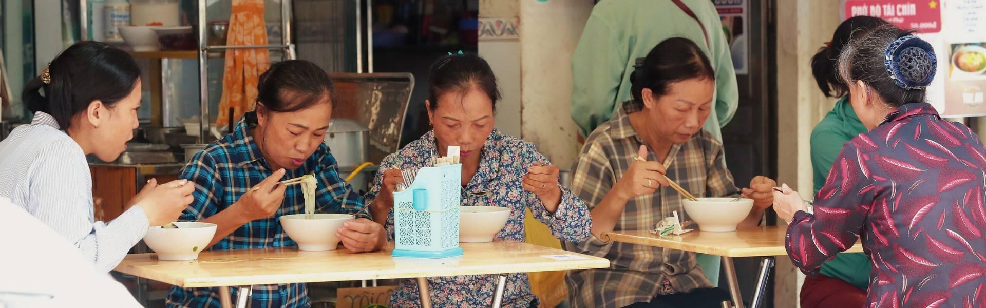 Pho treo à Hanoi : un repas qui réchauffe les estomacs et le cœur