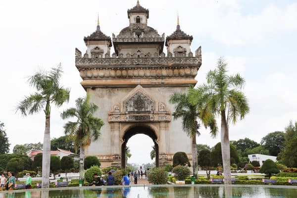 Jour 06 : Hanoi - vol pour Vientiane - visite de la ville