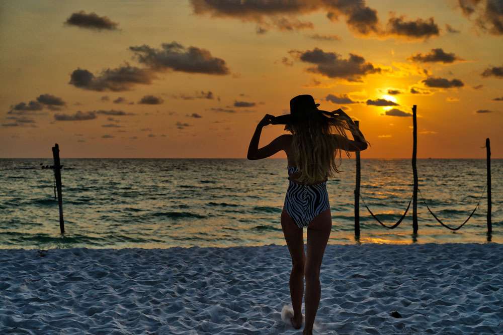 Fille marchant au coucher du soleil à Koh Rong
