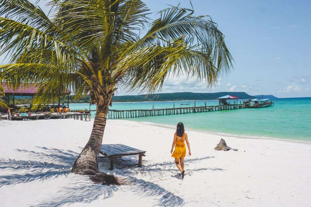 Fille marchant sur la plage de Sok San