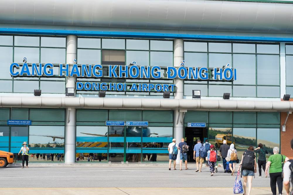 aéroport vietnam. aéroport de Dong Hoi, voyageurs entrant à l'aéroport