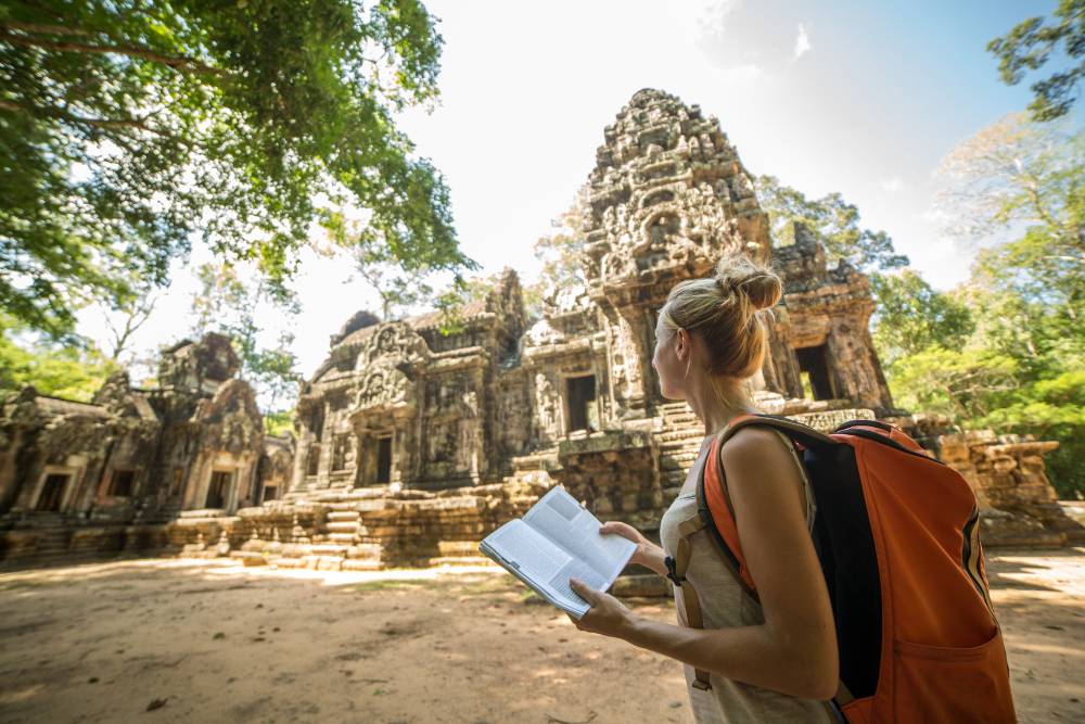 agence voyage locale cambodge, une voyageuse devant un temple 