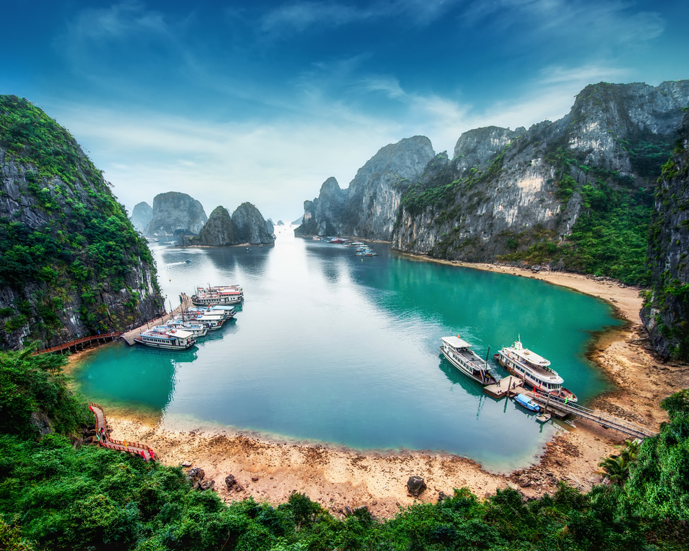 une crique dans le baie d'Halong entourée de pics calcaires