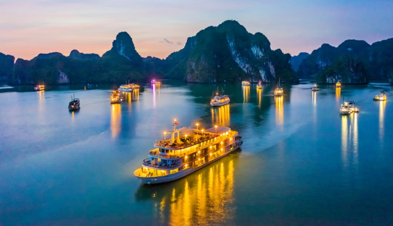 des croisières de nuit dans la baie d'Halong