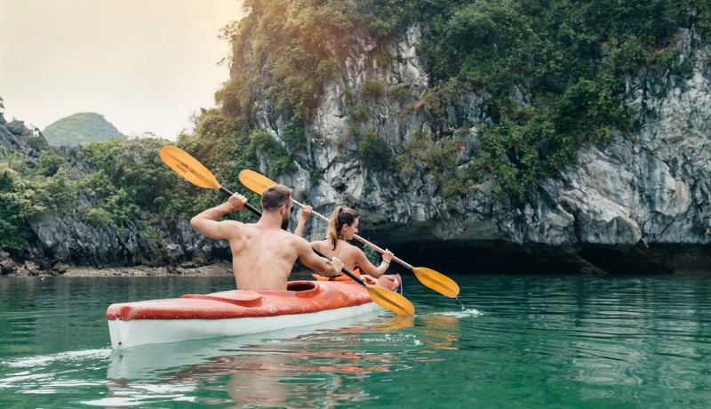 un couple faisant du kayak dans la baie d'Halong