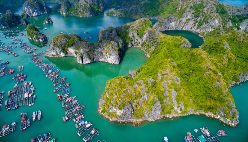 vue de haut d'un village flottant dans la baie d'Halong