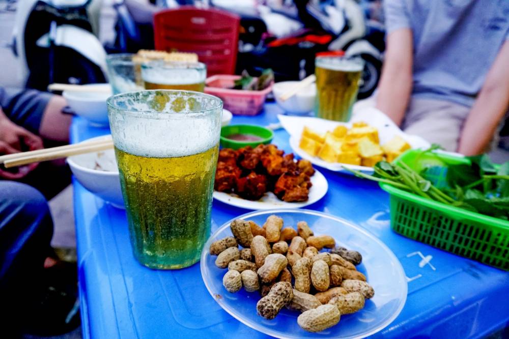 la bière avec des plats d'accompagnement tels que des cacahuètes, du tofu, du poulet frits et les herbes