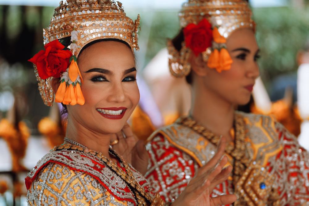 femme thailandaise souriante en costume traditionnel, danseures apsara