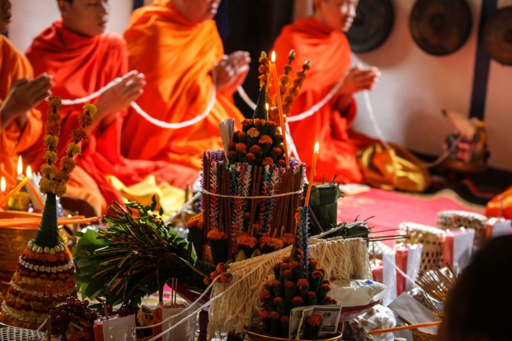 moines prient pendant le rituel de baci, cérémonie du baci au Laos, voyage au Laos, culture laotienne