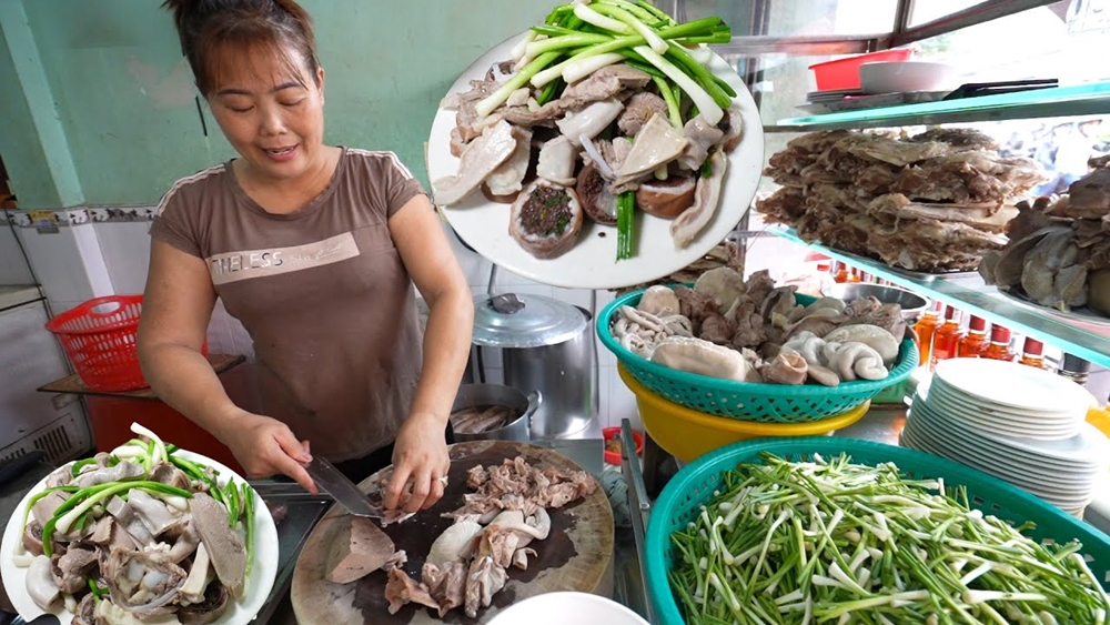 le porridge aux tripes (cháo lòng), un plat traditionnel vietnamien