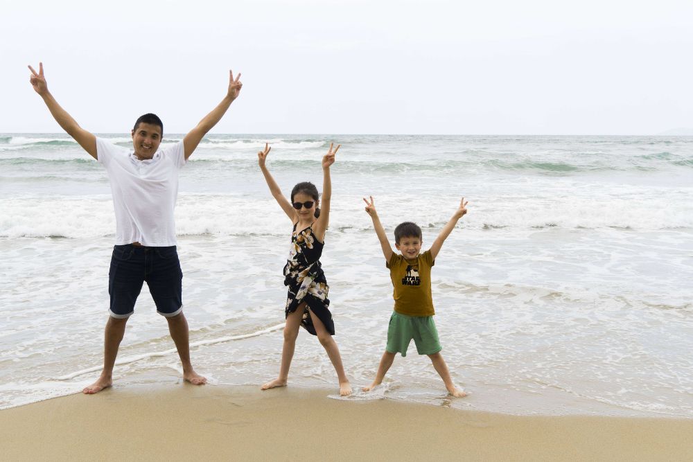 père et enfants sur la plage, comment s'habiller au Vietnam