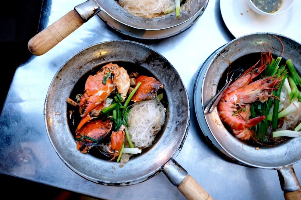 Crabe ou crevette cuits à la vapeur avec des vermicelles