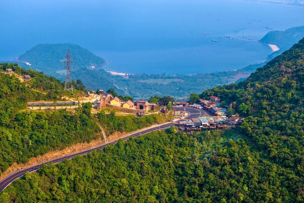 vue paranomique du Col des nuages et de la porte Hai Van Quan sur le chemin vers Da Nang