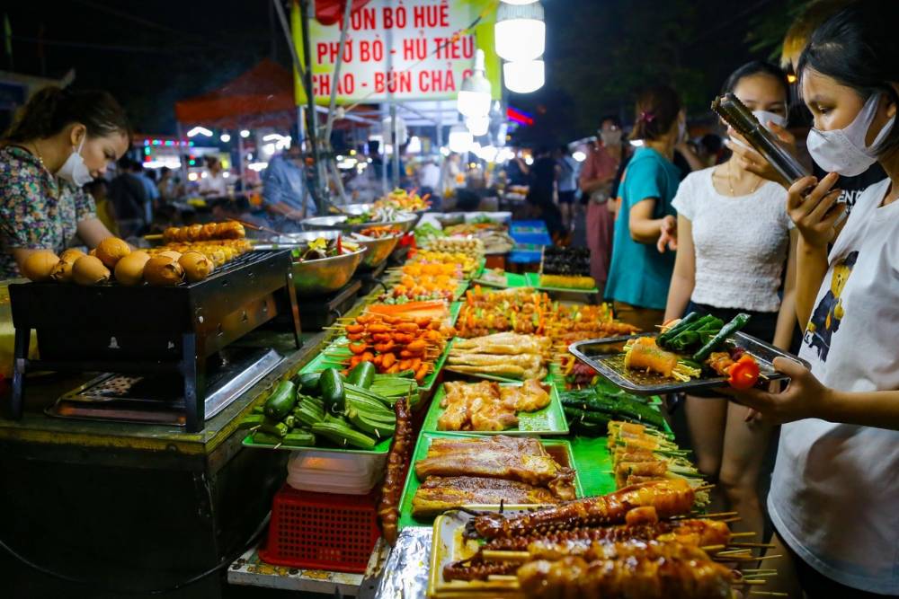 étal de cuisine de rue dans le marché nocturne à Da Nang Vietnam