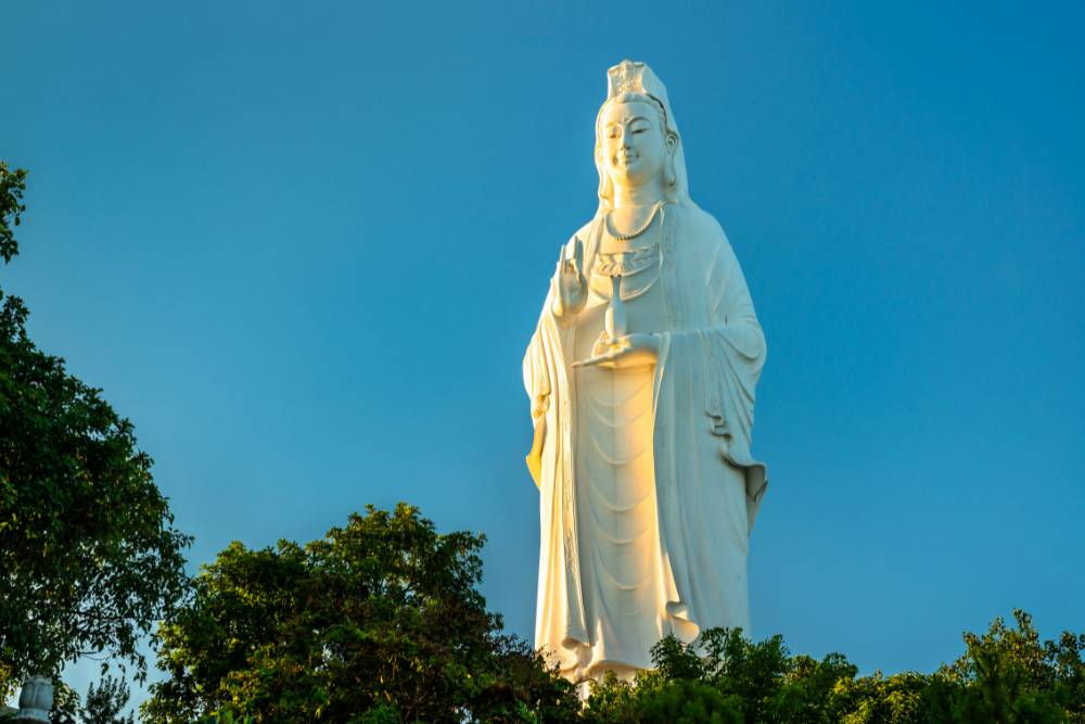 statue géante de Boddhisattva à la pagode de Linh Ung sur les Montagnes de marbre à Da Nang