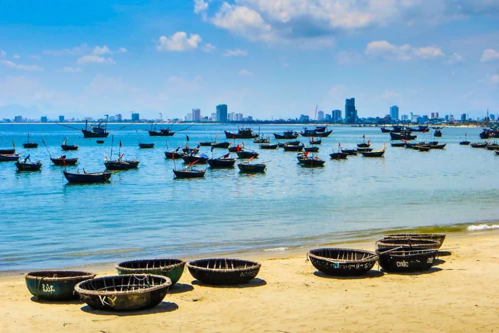 bateaux et panierx parsemé sur la plage de My Khe dans la ville de Da Nang