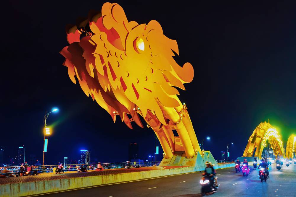 zoom sur la tête du dragon sur le Pont du dragon à Da Nang Vietnam le soir