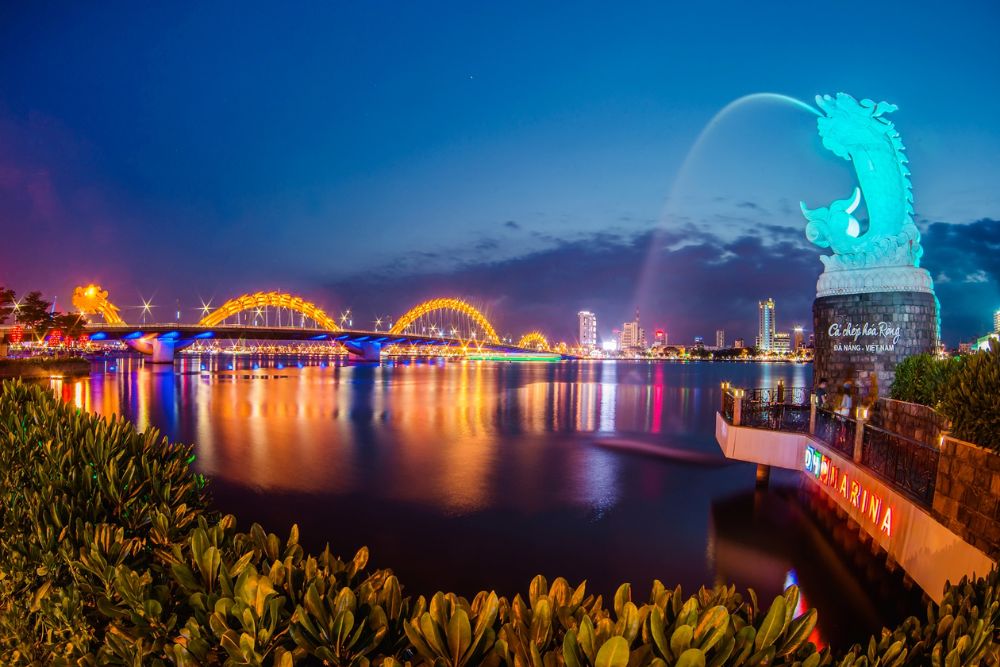 Vue panoramique du pont Dragon Da Nang la nuit