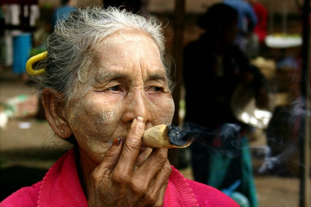 expériences incontournables au Myanmar, fumer comme les birmans