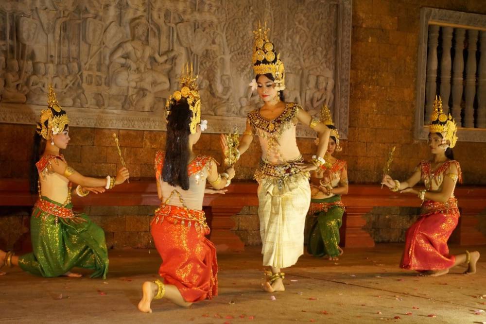 beauté des femmes cambodgiennes, tenues traditionnelles khmeres, danse apsara