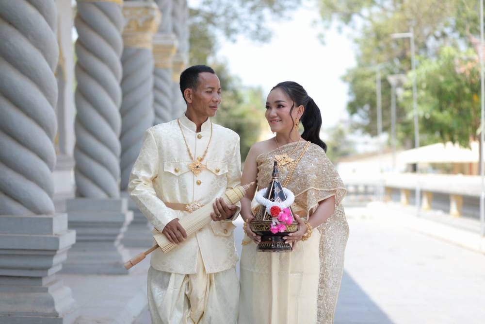 femme cambodgienne et son mari, mariage cambodge, tenues traditionnelles khmeres