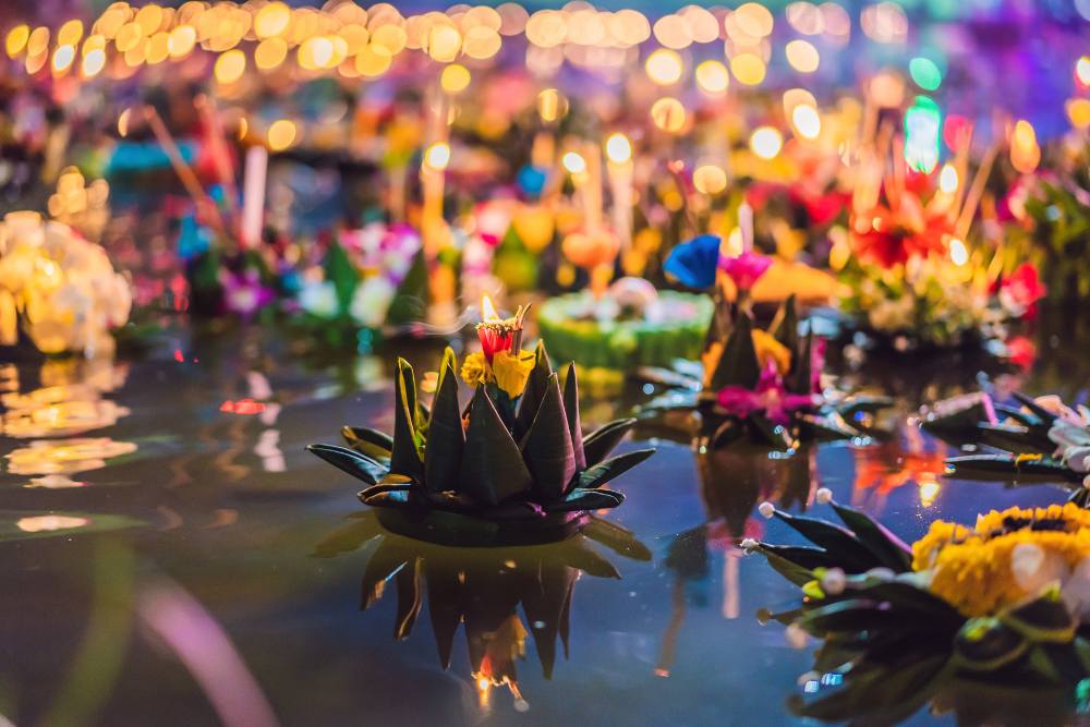 nombreux paniers flottants sur la rivières lors du festival des lanternes Loy Krathong