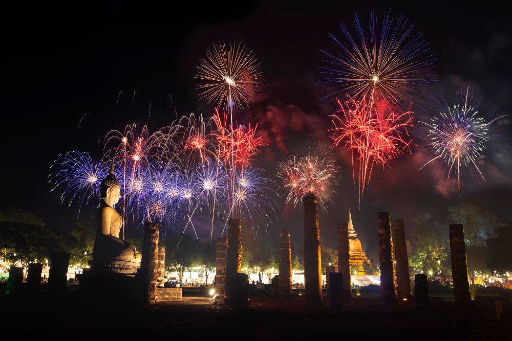 feux d'artifice au dessus des ruines dans le parc historique de Sukhothai pendant le festival des lanternes Loy Krathong