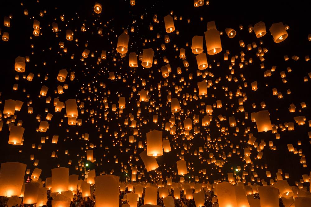 millions de lanternes illuminant le ciel nocturne à Chiang Mai pendant le festival Yi Peng