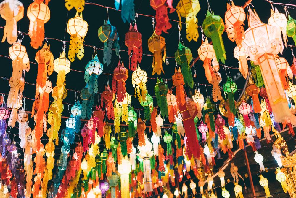 nombreuses lanternes de papier colorées suspendues pendant le festival des lanternes Yi Peng à Chiang Mai, Thaïlande