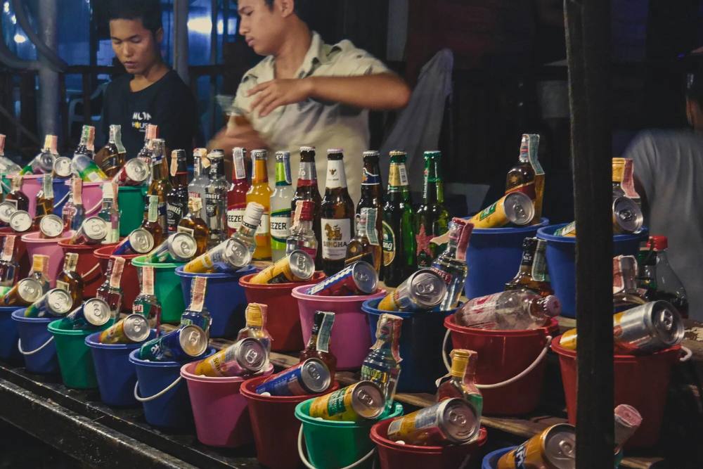full moon party, koh phangan, thaïlande, stand de nourriture, boisson à vendre
