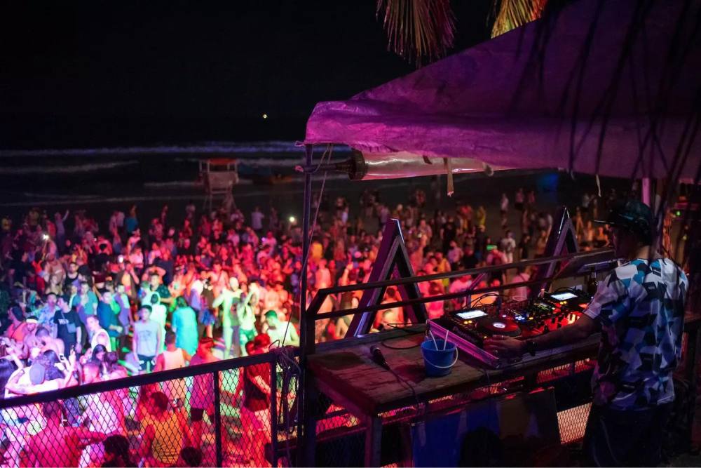 full moon party, koh phangan, thaïlande, dj jouant de la musique live sur la plage