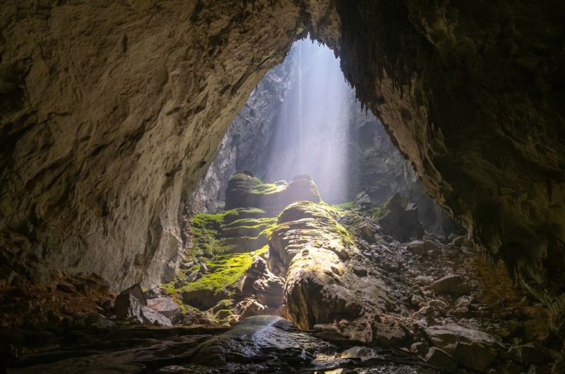 découverte de la grotte de Son Doong, gouffre