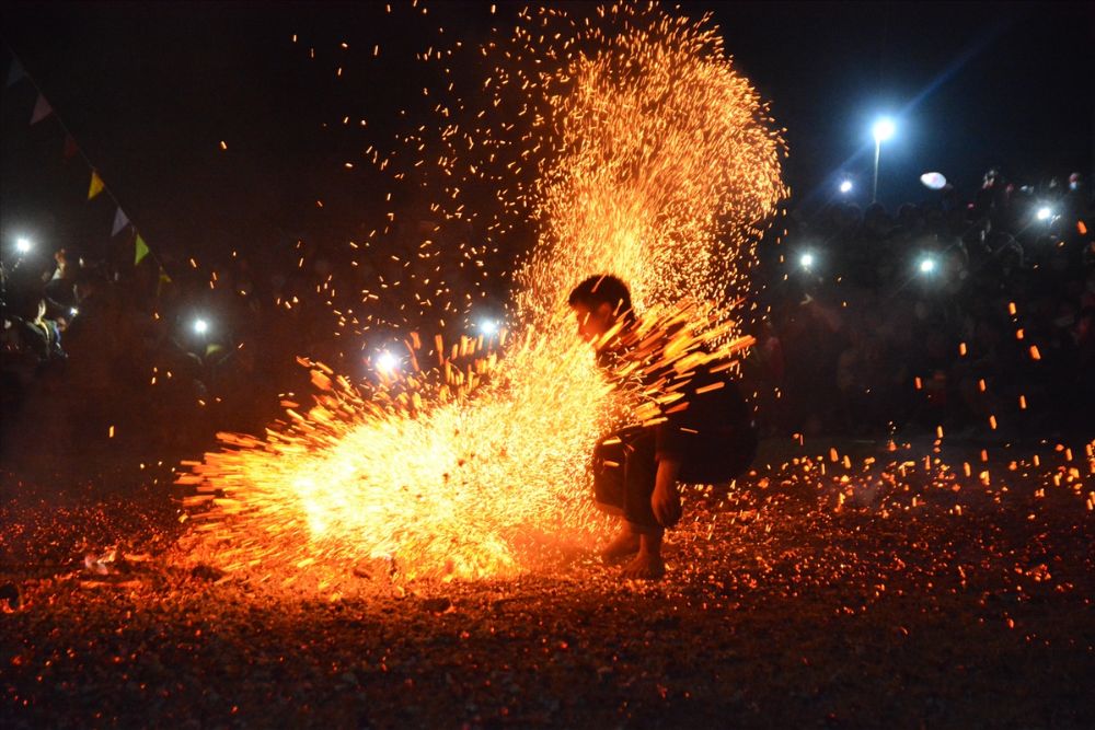 ha giang fête traditionnelle, fête danse au feu