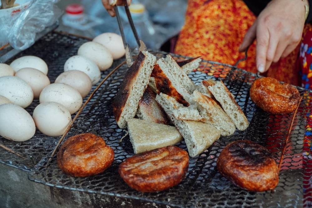 gâteau à base de sarrasin sur le gril à Ha Giang