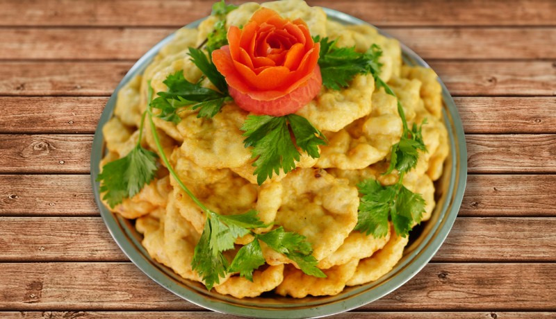 une assiette de galettes de seiche de Halong