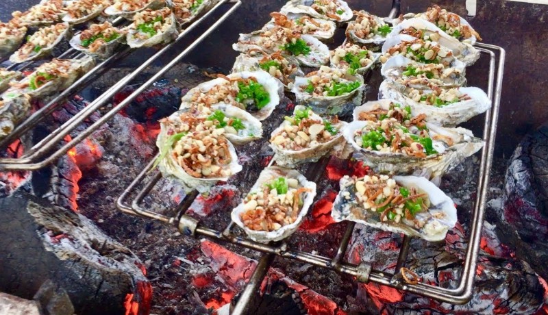 huîtres grillées à la baie d'Halong