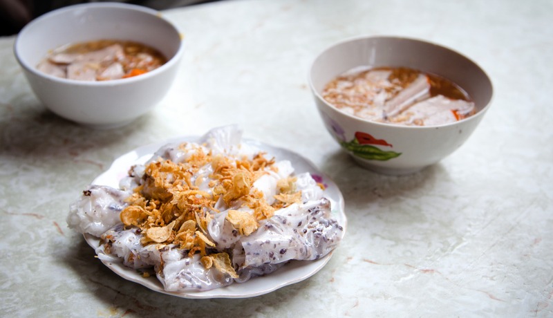 une assiette de Banh Cuon crêpe à la vapeur vietnamienne et des bols de sauce de poisson à Hanoi