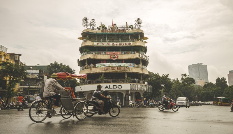 un carrefour animé près du vieux quartier de Hanoi