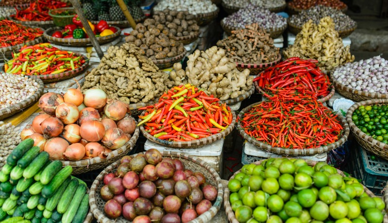 des épices et des fruits exposés à la vente dans un marché local à Hanoi