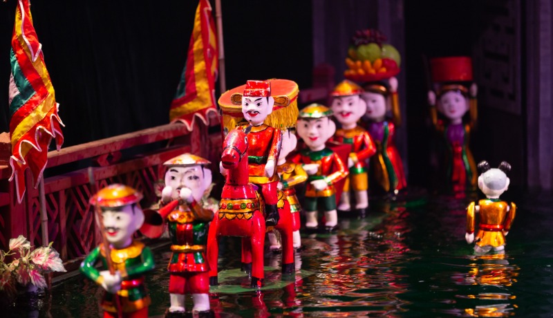 zoom sur des marionnettes sur l'eau dans un spectacle de théâtre à Hanoi