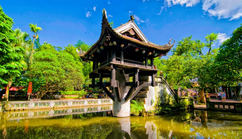 la pagode au pilier unique à Hanoi au milieu d'un lac